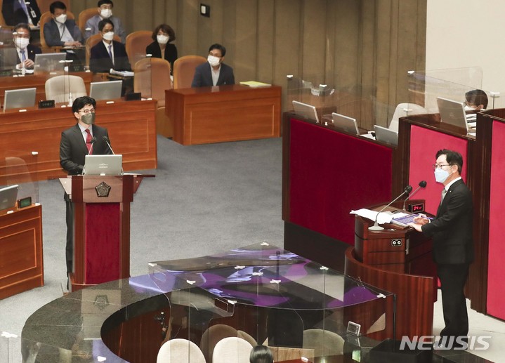 [서울=뉴시스] 고범준 기자 = 한동훈 법무부 장관이 25일 오후 서울 여의도 국회 본회의장에서 열린 제398회 국회(임시회) 제5차 본회의 정치·외교·통일·안보 분야 대정부질문에서 더불어민주당 박범계 의원의 질문에 답변하고 있다. (공동취재사진) 2022.07.25. photo@newsis.com