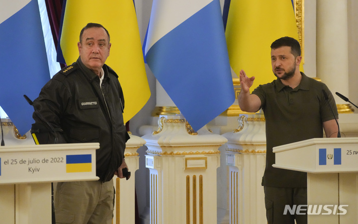 [키이우( 우크라이나)= AP/뉴시스] 우크라이나를 방문한 알레한드로 히아마테이 과테말라대통령과 볼로디미르 젤렌스키 대통령이 25일 회담후에 키이우에서 공동기자회견을  준비하고 있다.   