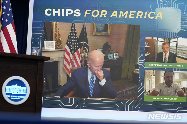 [워싱턴=AP/뉴시스] 조 바이든 미국 대통령이 25일(현지시간) 백악관 사우스 코트 강당에서 기업 경영진, 노동계 지도자들과 화상으로 반도체법 관련 '칩스 법안'(Chips Act)을 논의하면서 기침하고 있다. 코로나19에서 회복 중인 바이든 대통령은 이번 주말까지 대면 업무에 복귀하겠다고 밝혔다. 2022.07.26.