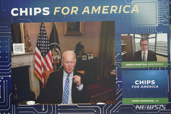 [워싱턴=AP/뉴시스] 조 바이든 미국 대통령이 25일(현지시간) 백악관 사우스 코트 강당에서 기업 경영진, 노동계 지도자들과 화상으로 반도체법 관련 '칩스 법안'(Chips Act)을 논의하고 있다. 코로나19에서 회복 중인 바이든 대통령은 이번 주말까지 대면 업무에 복귀하겠다고 밝혔다. 2022.07.26.