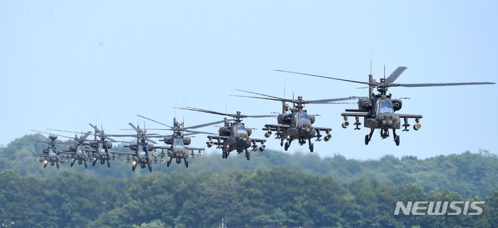 [이천=뉴시스] 사진공동취재단 = 25일 경기도 이천시 육군항공사령부에서 열린 육군 대규모 항공작전 FTX에서 AH-64E 아파치 가디언 공격헬기 등 육군항공 핵심전력이 비행하고 있다. 2022.07.26. photo@newsis.com