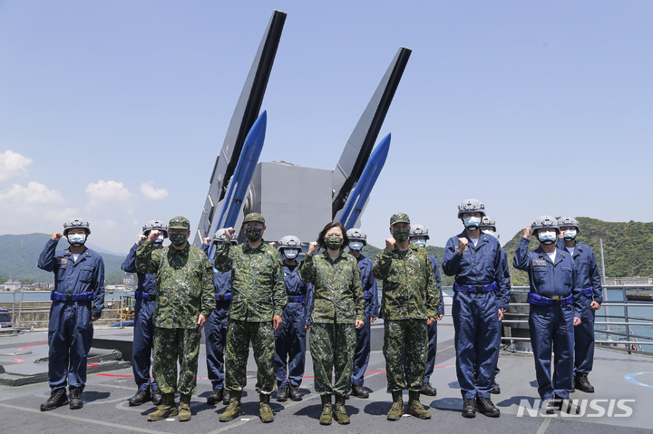 [이란=AP/뉴시스] 차이잉원(가운데) 대만 총통이 26일 대만의 연례 육해공 한광훈련의 일환으로 이란현 해안에서 실시한 해상 훈련을 시찰하면서 해군 장병들과 기념 촬영을 하고 있다. 2022.07.26