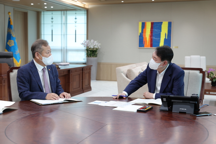 [서울=뉴시스] 전신 기자 = 윤석열 대통령이 26일 서울 용산 대통령실 청사에서 이상민 행정안전부 장관으로부터 업무보고를 받고 있다. (사진=대통령실 제공) 2022.07.26. photo@newsis.com *재판매 및 DB 금지