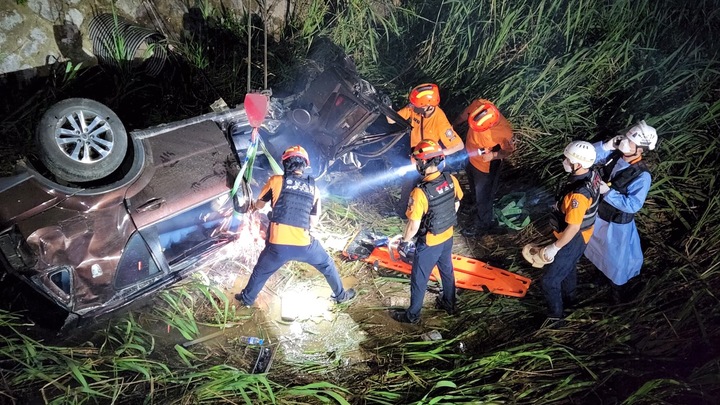 지난 26일 오후 9시 39분께 충남 서산시 인지면 둔당리의 한 다리에서 SUV 차량이 추락해 운전자가 숨지는 사고가 발생했다.(사진=서산소방서 제공) *재판매 및 DB 금지