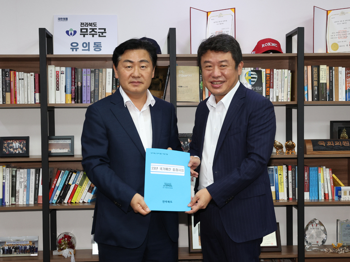 [서울=뉴시스] 김관영 전북지사(왼쪽)는 27일 국회를 찾아 국민의힘 무주군 동행의원인 유의동 의원을 만나 전북 시군의 예산확보를 위한 협조를 요청했다. 2022.07.27 (사진= 전라북도청 제공)  *재판매 및 DB 금지