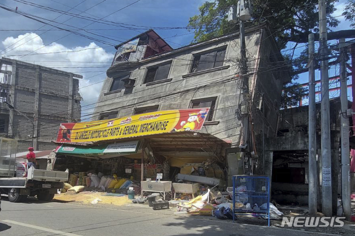 [아브라주(필리핀)=AP/뉴시스] 27일 필리핀 북부 아브라주에서 규모 7.1의 강진이 발생해 한 건물이 쓰러져 있다. 2022.07.27