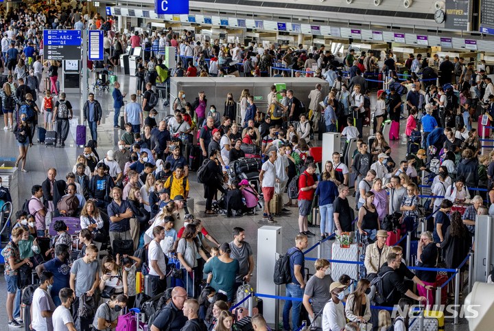 [프랑크푸르트=AP/뉴시스]독일 프랑크푸르트 공항이 27일 루프트한자 항공의 지상 직원들의 하루 경고 파업 돌입으로 북새통을 이루고 있다. 이날 경고 파업으로 1000편이 넘는 루프트한자 항공편들이 결항돼 약 13만여명의 승객들이 영향을 받았다. 2022.7.27