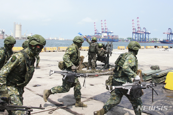 [신베이시=AP]대만 국방부는 7월27일 대만 신베이시 인근에서 실시한 연례 군사훈련 중 상륙방지 훈련 사진을 공개했다. 2022.09.28