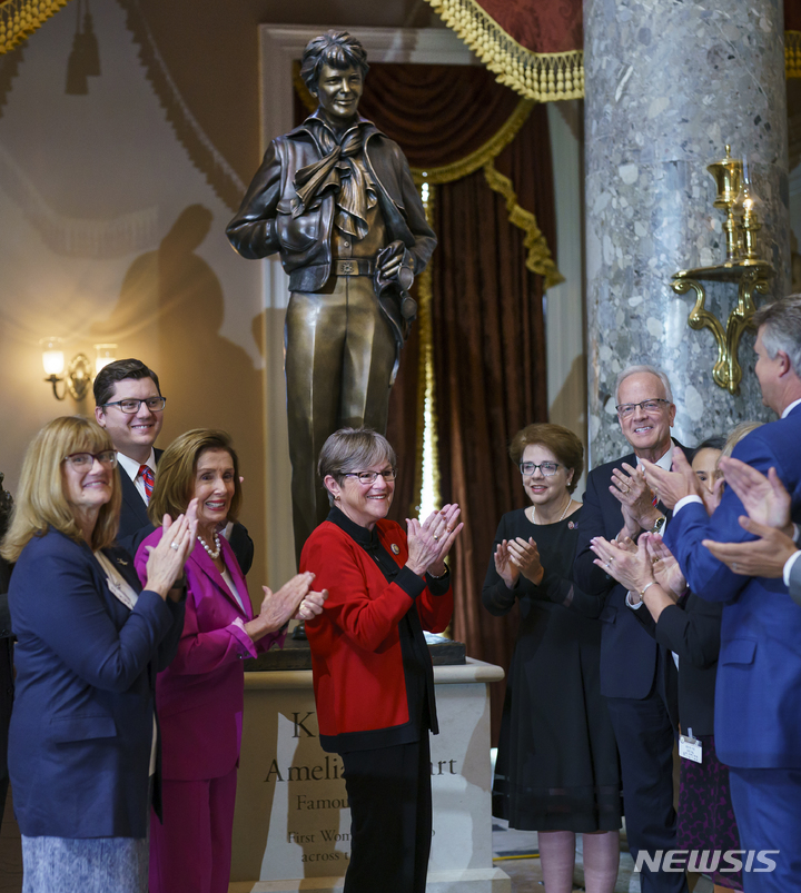 [워싱턴 =ㅡAP/뉴시스] 로라 켈리 캔사스주지사(가운데)가 올해 7월 27일  워싱턴의 의사당에서 낸시 펠로시 하원의장( 왼쪽에서 두번째)등 민주당의원들과 함께 대서양을 최초로 횡단한 여성 비행사 아멜리아 에어하트의 동상 제막을 축하하고 있다.  