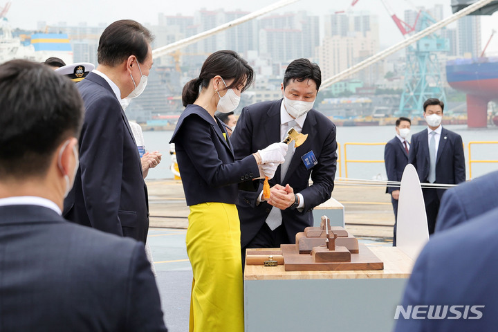 [울산=뉴시스] 전신 기자 = 윤석열 대통령 부인 김건희 여사가 28일 울산 현대중공업에서 열린 정조대왕함 진수식에서 진수줄을 절단하고 있다. 2022.07.28. photo1006@newsis.com