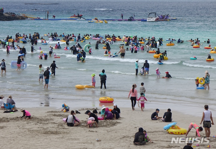 [제주=뉴시스] 오영재 기자 = 지난 29일 오후 제주 함덕해수욕장에서 피서객들이 물놀이를 하고 있다. 2022.07.31. oyj4343@newsis.com