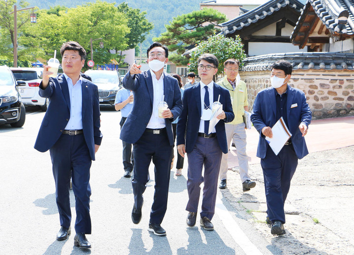 [나주=뉴시스] 윤병태 전남 나주시장(왼쪽 두 번째)은 22일 김완선 기재부 예산실장, 박창환 전남도 정무부지사와 함께 나주목사내아, 정수루, 목문화관 등 읍성권 주요 문화재를 둘러보며 천년고도 나주의 역사성 회복을 위한 문화재 복원정비사업 국비 예산 반영을 요청했다. (사진=나주시 제공) 2022.07.22. photo@newsis.com *재판매 및 DB 금지