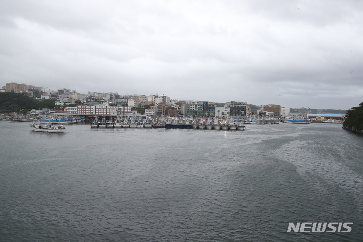 [제주=뉴시스] 오영재 기자 = 제5호 태풍 송다가 북상 중인 가운데 30일 오전 흐린 날씨를 보이는 서귀포시 서귀포항에 어선들이 피항해 있다. 기상청은 이날 제주에 강풍을 동반한 최대 150㎜의 비가 내릴 것을 예보했다. 2022.07.30. oyj4343@newsis.com