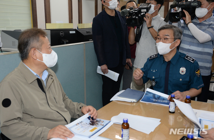 [울산=뉴시스] 배병수 기자 = 이상민 행정안전부 장관이 30일 울산 중구 울산경찰청을 방문, 박성주 청장으로부터 업무보고를 받고 있다. 2022.07.30. bbs@newsis.com