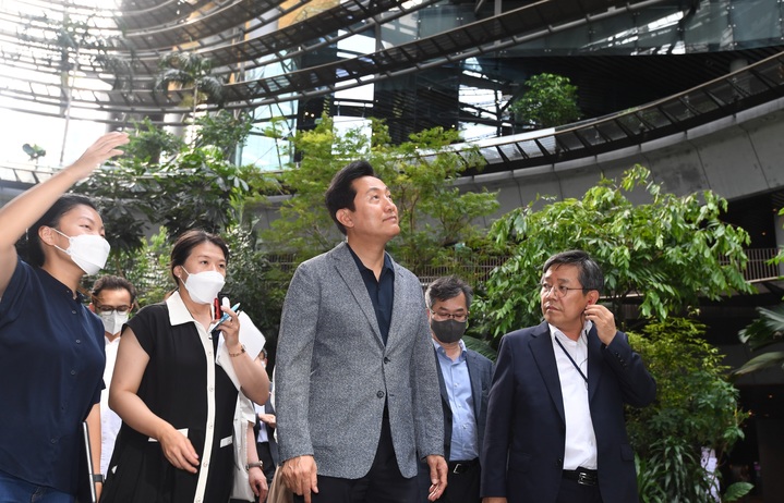 [싱가포르=뉴시스] 오세훈 서울시장이 30일 오후(현지시간) 싱가포르의 마리나베이에 위치한 주거‧관광‧국제업무 복합개발단지인 마리나 원의 내부 녹지 상황을 살펴보고 있다. (사진=서울시공동취재단) 2022.07.31. photo@newsis.com *재판매 및 DB 금지