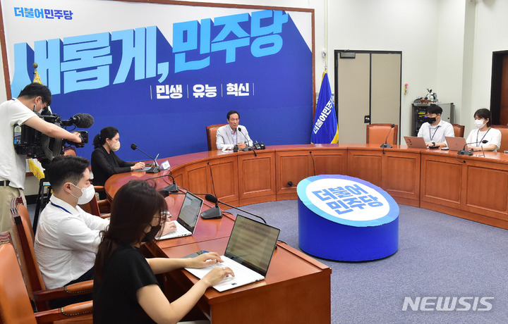 [서울=뉴시스] 고범준 기자 = 우상호 더불어민주당 비상대책위원장이 31일 서울 여의도 국회에서 열린 기자간담회에서 취재진 질문에 답하고 있다. (공동취재사진) 2022.07.31. photo@newsis.com