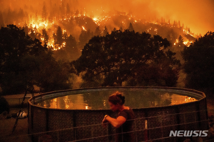 [시스키유카운티=AP/뉴시스] 7월 30일(현지시간) 미 캘리포니아주 시스키유카운티의 클래머스 국립수목원에서 발생한 맥키니 산불 모습. 2022.08.02.