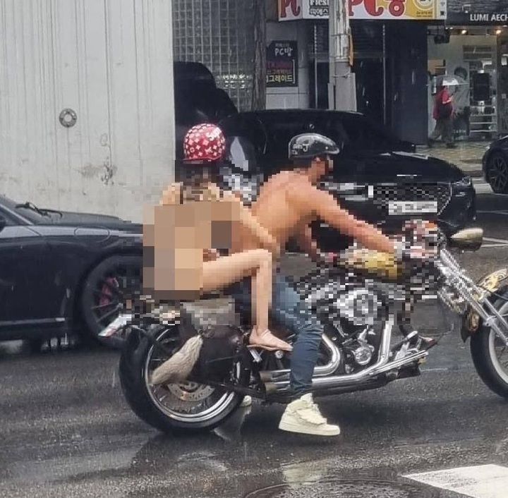 음란 퍼포먼스 - 비키니 오토바이 커플