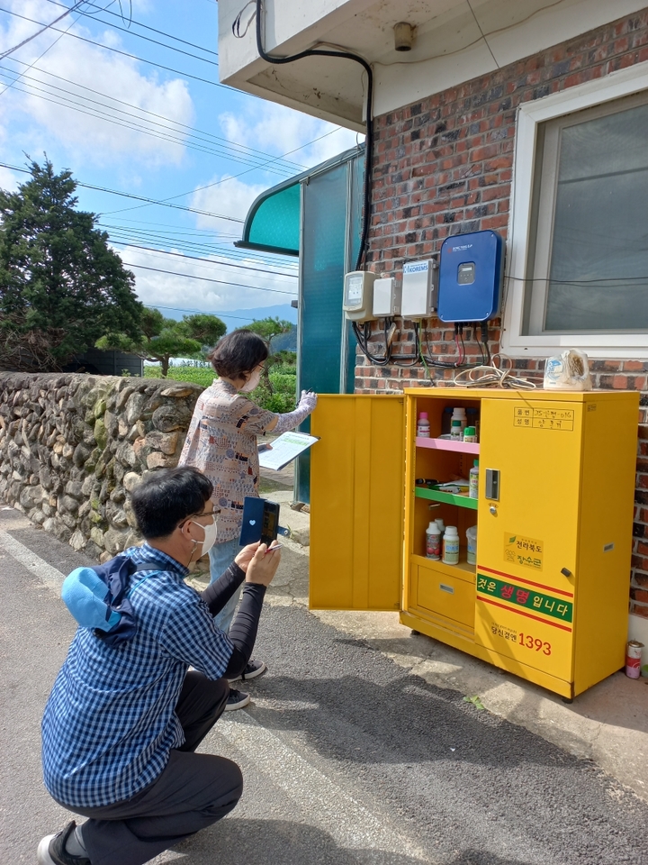 [장수=뉴시스] 한훈 기자 = 전북 장수군 보건의료원은 장수읍과 장계면, 산서면, 계남면, 계북면에 설치된 농약안전보관함을 찾아 농약을 적정하게 사용하고, 안전하게 보관하는지 모니터링을 실시했다고 1일 밝혔다.(사진=장수군 제공).2022.08.01. photo@newsis.com *재판매 및 DB 금지