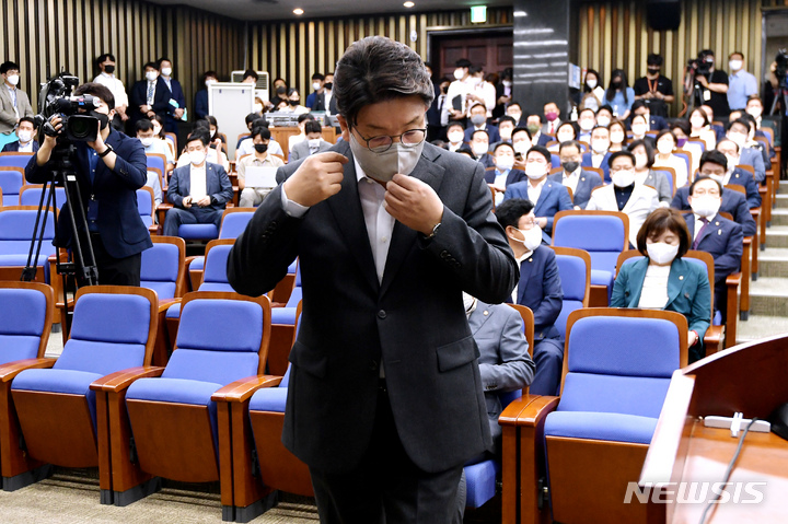 [서울=뉴시스] 김선웅 기자 = 권성동 국민의힘 원내대표가 1일 오후 서울 여의도 국회에서 열린 의원총회에서 모두발언을 하기 위해 단상으로 이동하고 있다. (공동취재사진) 2022.08.01. photo@newsis.com