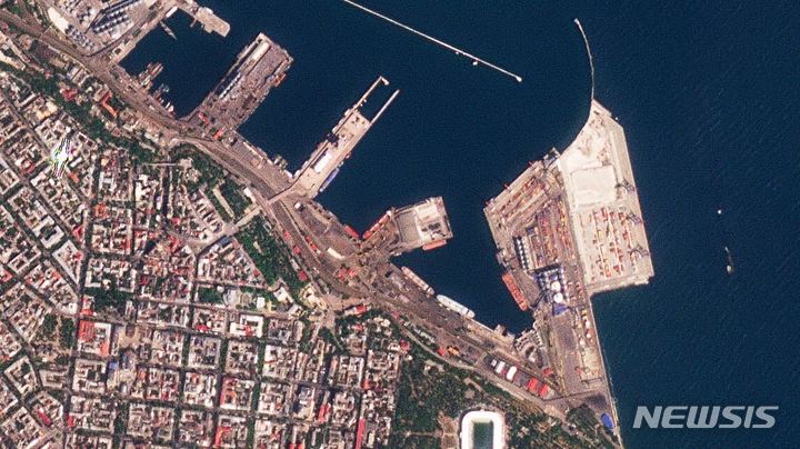 [오데사=AP뉴시스] 플래닛 랩스 PBC가 제공한 위성 사진에 7월 31일(현지시간) 우크라이나 오데사 항구에 정박 중인 시에라리온 국적의 화물선 '라조니'(가운데 하얀 돛)가 보인다. 