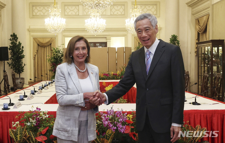[싱가포르=AP/뉴시스] 낸시 펠로시(왼쪽) 미국 하원의장이 1일 싱가포르 이스타나 대통령궁에서 리셴룽 싱가포르 총리와 악수하고 있다. 2022.08.01.