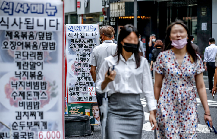 [서울=뉴시스] 정병혁 기자 = 근로자 식비 비과세 한도를 월 20만원(기존 10만원)으로 상향하는 소득세법 개정안이 2일 국회 본회의에서 의결될 예정이다. 서울 중구 다동·무교동 음식문화거리를 찾은 시민들이 점심식사를 위해 이동하고 있다. 해당 개정안은 2023년 1월1일부터 시행될 예정이다. 2022.08.02. jhope@newsis.com