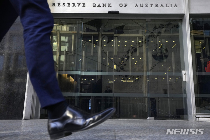 [시드니(호주)=AP/뉴시스]호주 중앙은행인 시드니의 호주준비은행 건물 앞을 2일 한 남성이 지나가고 있다. 2022.8.2