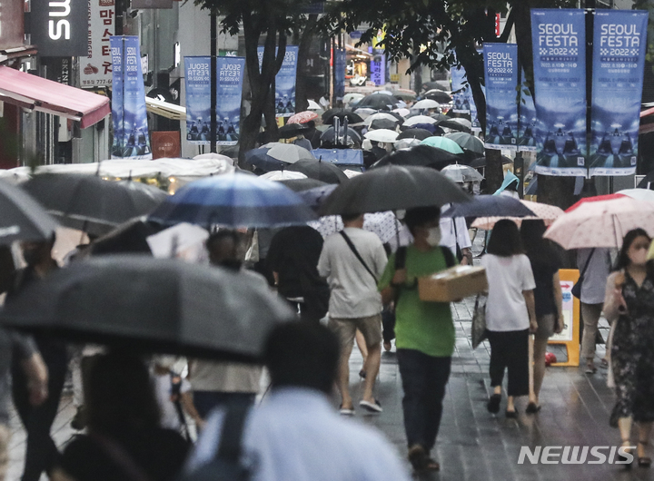 [서울=뉴시스] 지난 2일 오후 서울 명동거리에서 시민들이 우산을 쓰고 분주하게 이동하고 있다. 2022.08.02. ks@newsis.com