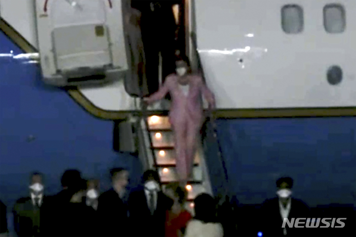 [타이페이=AP/뉴시스]낸시 펠로시 미국 하원의장이 2일(현지시간) 타이페이에 도착해 항공기에서 하기하고 있다. 2022.08.02.