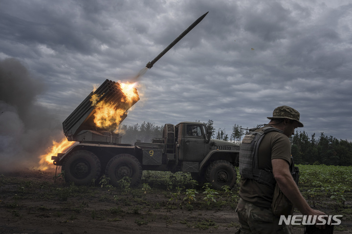 [하르키우=AP/뉴시스] 2일(현지시간) 우크라이나 하르키우 전방에서 우크라이나군이 러시아군 진영으로 다연장 로켓을 발사하고 있다. 2022.08.03.