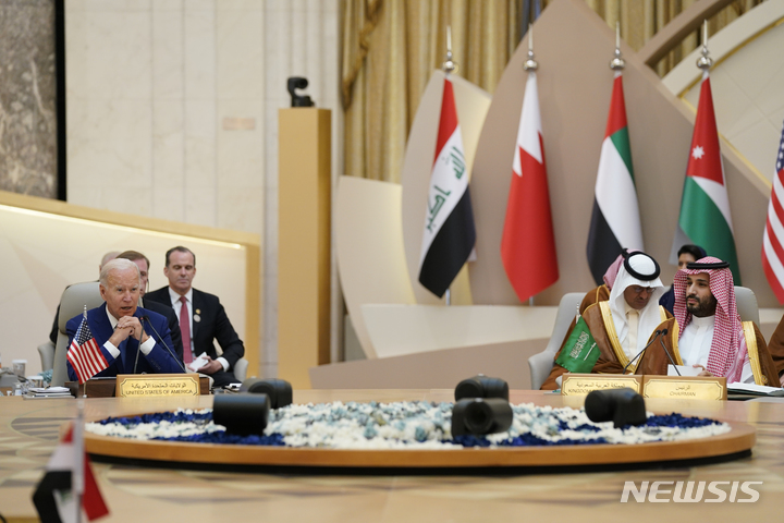 [제다(사우디아라비아)=AP/뉴시스]조 바이든 미 대통령(왼쪽)과 무함마드 빈 살만 사우디아라비아 왕세자(오른쪽)가 지난달 16일 사우디 제다에서 열린 걸프협력회의(GCC) 회담에 참석하고 있다. 바이든 행정부는 2일(현지시간) 사우디와 아랍에미리트(UAE)가 이란을 방어할 수 있도록 두 나라에 대해 50억 달러(6조5470억원)가 넘는 대규모 무기 판매를 승인했다. 2022.8.3