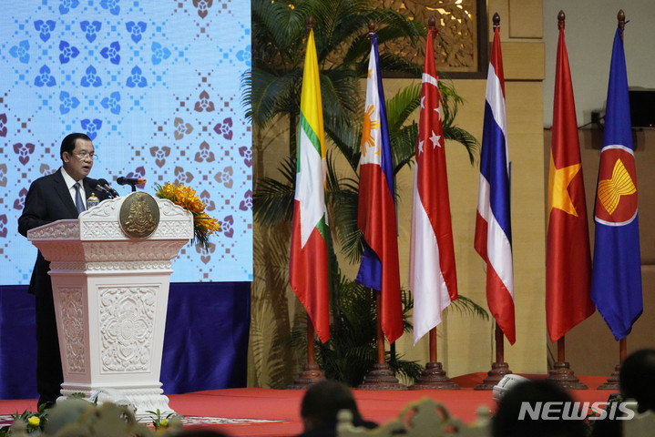 [프놈펜=AP/뉴시스] 캄보디아 훈 센 총리가 지난해 8월4일(현지시간) 수도 프놈펜에서 열린 제55회 아세안 외무장관회의 개막식에서 연설하고 있다. 2023.06.07.