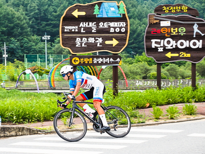 전국 학생 도로 사이클 대회에 참가한 선수가 질주하고 있다 (사진=김천시 제공) *재판매 및 DB 금지