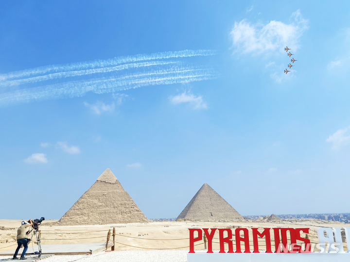 [서울=뉴시스] 국방부 공동취재단 = 대한민국 공군 특수비행팀 블랙이글스가 3일(현지시간) '피라미드 에어쇼 2022'에 참가해 이집트 카이로 인근 피라미드 상공에서 특수비행을 선보이고 있다. 2022.08.04. photo@newsis.com