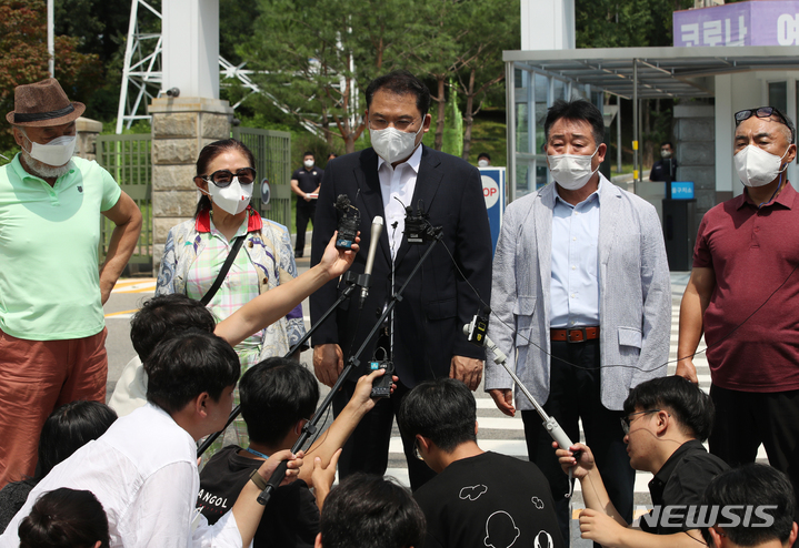 [의왕=뉴시스] 고승민 기자 = 이준석 국민의힘 대표에게 성 접대를 제공했다고 주장하는 김성진 아이카이스트 대표 측 법률대리인 강신업 변호사가 4일 경기 의왕시 서울구치소 앞에서 취재진 질의에 답하고 있다. 2022.08.04. kkssmm99@newsis.com