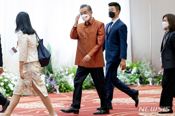 [프놈펜(캄보디아)=AP/뉴시스]왕이 중국 외교부장이 4일 캄보디아 프놈펜의 크로이 창바르 국제컨벤션전시센터에서 열린 아세안 환영 만찬장에 들어서면서 언론인들에게 손을 흔들고 있다. 왕 부장은 도착한 지 3분 만에 떠났다. 2022.08.05.