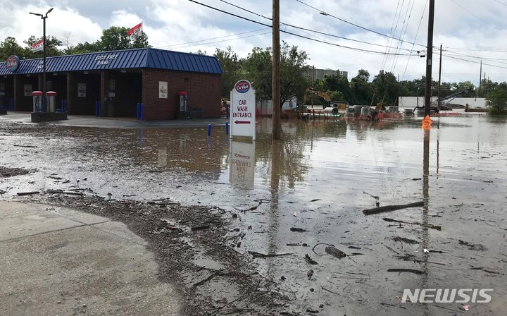 [세인트루이스=AP/뉴시스]지난 4일 미국 미주리주 세인트루이스 브렌트우드 지역에 내린 폭우로 마을전체가 잠긴 모습. 2022.08.04. 