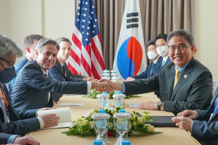 [서울=뉴시스] 정병혁 기자 = 한-아세안 외교장관회의 참석차 캄보디아를 방문한 박진 외교부 장관이 5일 캄보디아 프놈펜에서 토니 블링컨 미국 국무장관과 만나 한미 양자회담에 앞서 기념촬영을 하고 있다. (사진=외교부 제공) 2022.08.05. photo@newsis.com *재판매 및 DB 금지