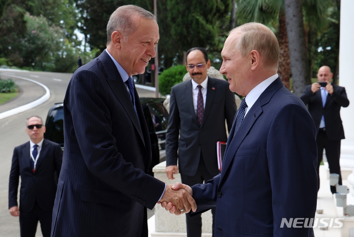 [소치=AP/뉴시스] 지난해 8월5일(현지시간) 사진으로, 블라디미르 푸틴 러시아 대통령(오른쪽)과 레제프 타이이프 에르도안 튀르키예(터키) 대통령이 러시아 흑해 휴양도시 소치에서 정상회담을 하기 위해 만나면서 반갑게 인사를 나누고 있다. 2023.05.30.