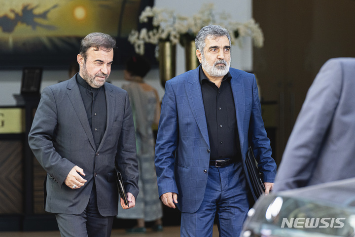 [빈=AP/뉴시스]알리 바게리카니 이란 외무차관(왼쪽) 등 이란측 협상단이 5일(현지시간) 오스트리아 빈에 마련된 이란 핵합의 복원을 위한 회담장을 떠나고 있다. 2022.08.09