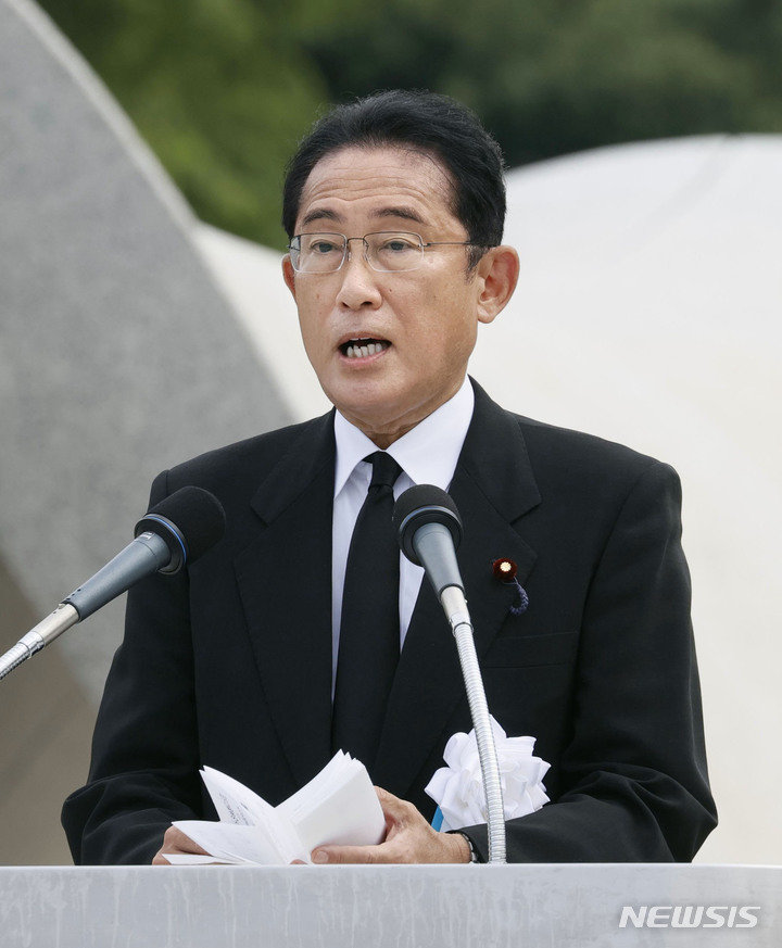 [히로시마=AP/뉴시스]지난 6일 일본 히로시마 평화기념공원에서 열린 히로시마 '원폭희생자 위령식·평화기념식'에서 기시다 후미오 총리가 연설하고 있다. 2022.08.09.