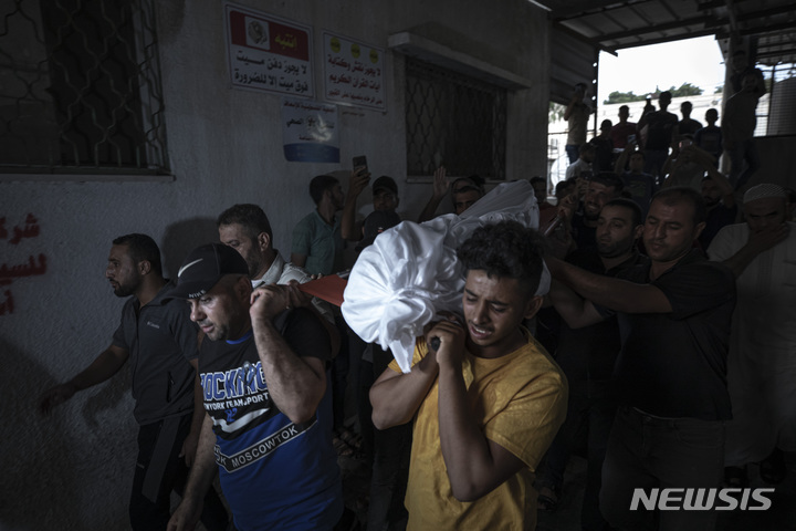 [가자시티= AP/뉴시스]가자시티 북부의 베이트 하눈 마을에서 6일(현지시간)  이스라엘군의 폭격으로 사망한 가족의 시신을 장례식장을 옮기는 친척과 주민들.  