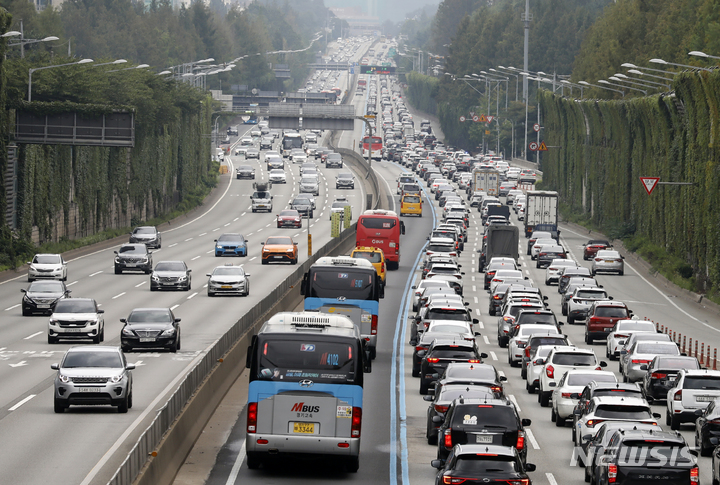 [서울=뉴시스] 고속도로 차량 정체 모습. (사진=뉴시스 DB). photo@newsis.com