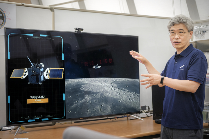 [용인=뉴시스] 경희대학교 우주과학과 진호 교수 연구팀이 대한민국 최초의 달 탐사선인 ‘다누리’에 탑재되는 자기장 측정기를 개발했다. 사진은 우주과학과 진호 교수. 2022.08.08. (사진=경희대 제공) *재판매 및 DB 금지