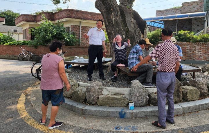 지난 6일 순창읍 옥천마을을 방문한 최영일 순창군수(왼쪽 두번째)가 당산나무 아래에서 쉬고 있는 주민들의 민원을 청취하고 있다. *재판매 및 DB 금지