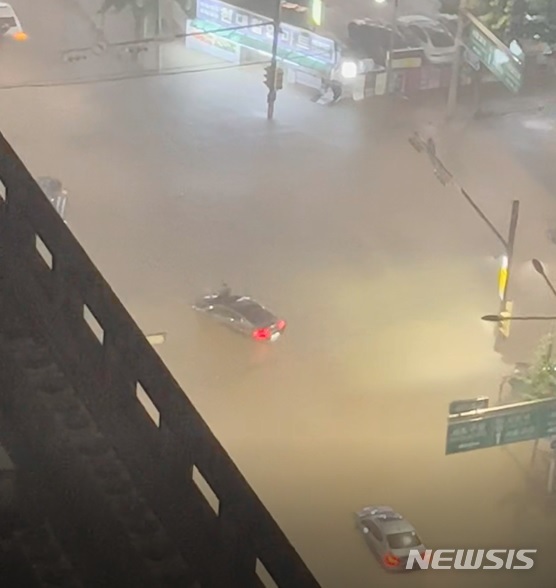 [서울=뉴시스]서울 서초구 일대 도로가 폭우로 침수되면서 시민들이 차량 위로 대피했다.2022.08.08.(사진=독자 제공)