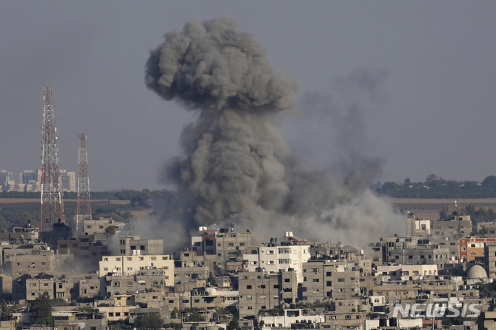 [가자지구=AP/뉴시스] 7일(현지시간) 팔레스타인 가자지구에서 이스라엘의 공습으로 연기가 치솟고 있다. 이스라엘은 지난 5일부터 가자지구를 공습해 '팔레스타인 이슬라믹 지하드'(PIJ) 남북부 사령관을 제거했으며 PIJ는 이에 대응, 이스라엘을 향해 수백 발의 로켓을 발사하는 등 교전이 이어졌다. 이 과정에서 최소 36명이 숨진 가운데, 이집트의 중재로 휴전 협상이 타진돼 양측은 정전에 합의했다. 2022.08.08.