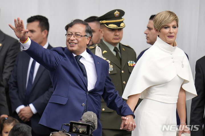 [보고타( 콜롬비아)= AP/뉴시스] 구스타보 페트로 콜롬비아 대통령이 부인 베로니카 알코세르와 함께 8월7일 대통령 취임식장에 입장하고 있다. 