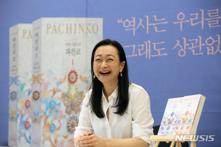 [서울=뉴시스] 박진희 기자 = 장편소설 '파친코(Pachinko)' 작가인 한국계 미국인 이민진이 8일 서울 중구 한국프레스센터에서 기자간담회에 앞서 사진촬영을 하고 있다. 원작 '파친코'는 2022년 3월 25일부터 Apple TV+ 오리지널 시리즈 드라마로 방영하고 있다. 2022.08.08. pak7130@newsis.com